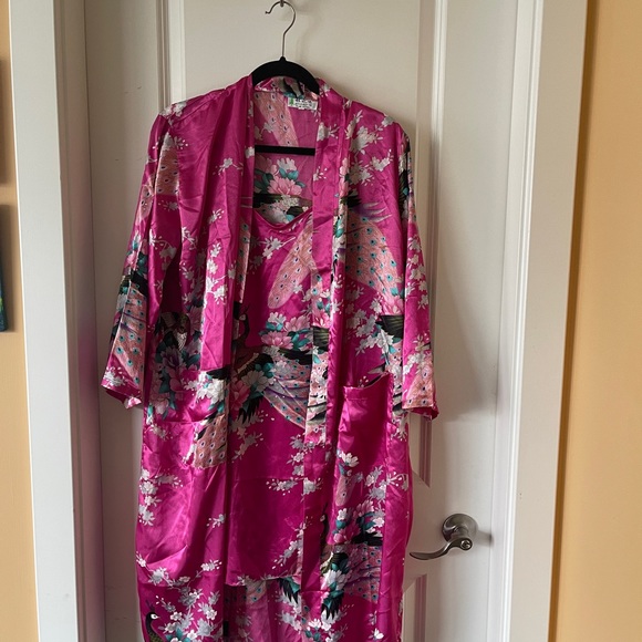 Beautiful nightgown never worn - Picture 3 of 3